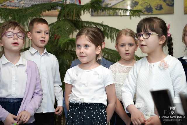 [FOTO] Przedszkolaki z Bajkowej Dolinki przyniosły wiosnę do Urzędu Gminy