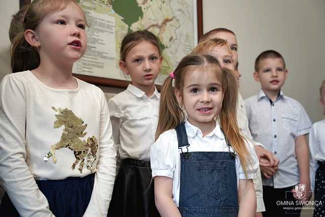 [FOTO] Przedszkolaki z Bajkowej Dolinki przyniosły wiosnę do Urzędu Gminy