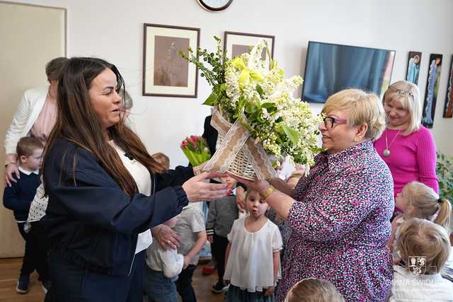 [FOTO] Przedszkolaki z Bajkowej Dolinki przyniosły wiosnę do Urzędu Gminy