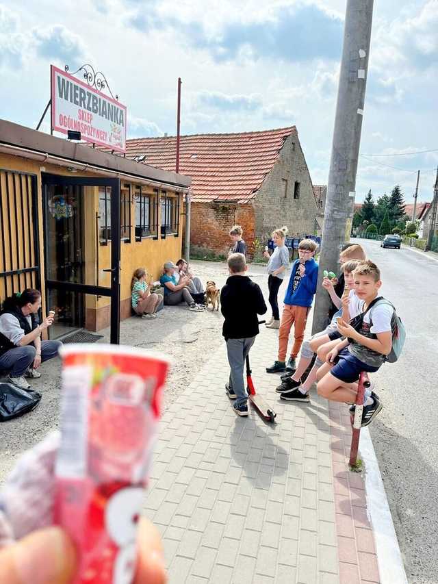 [FOTO] Mieszkańcy Wierzbnej zorganizowali akcję sprzątania wsi 