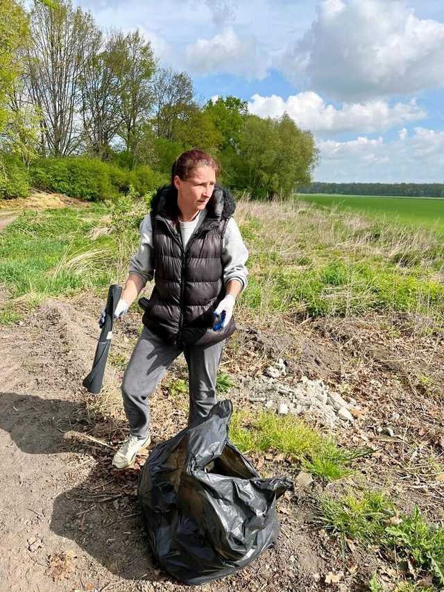 [FOTO] Mieszkańcy Wierzbnej zorganizowali akcję sprzątania wsi 