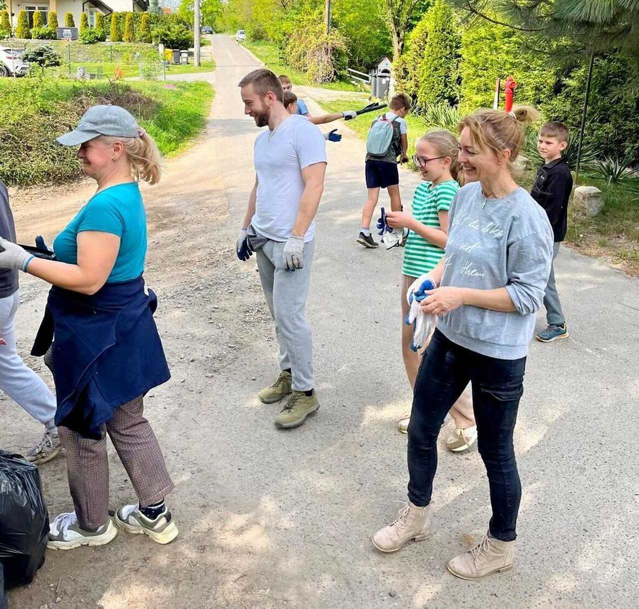 [FOTO] Mieszkańcy Wierzbnej zorganizowali akcję sprzątania wsi 