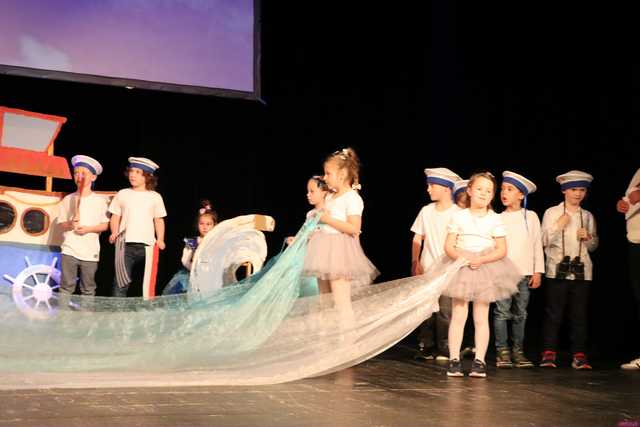 [FOTO] Młodzi aktorzy zaprezentowali swoje występy na deskach świdnickiego teatru