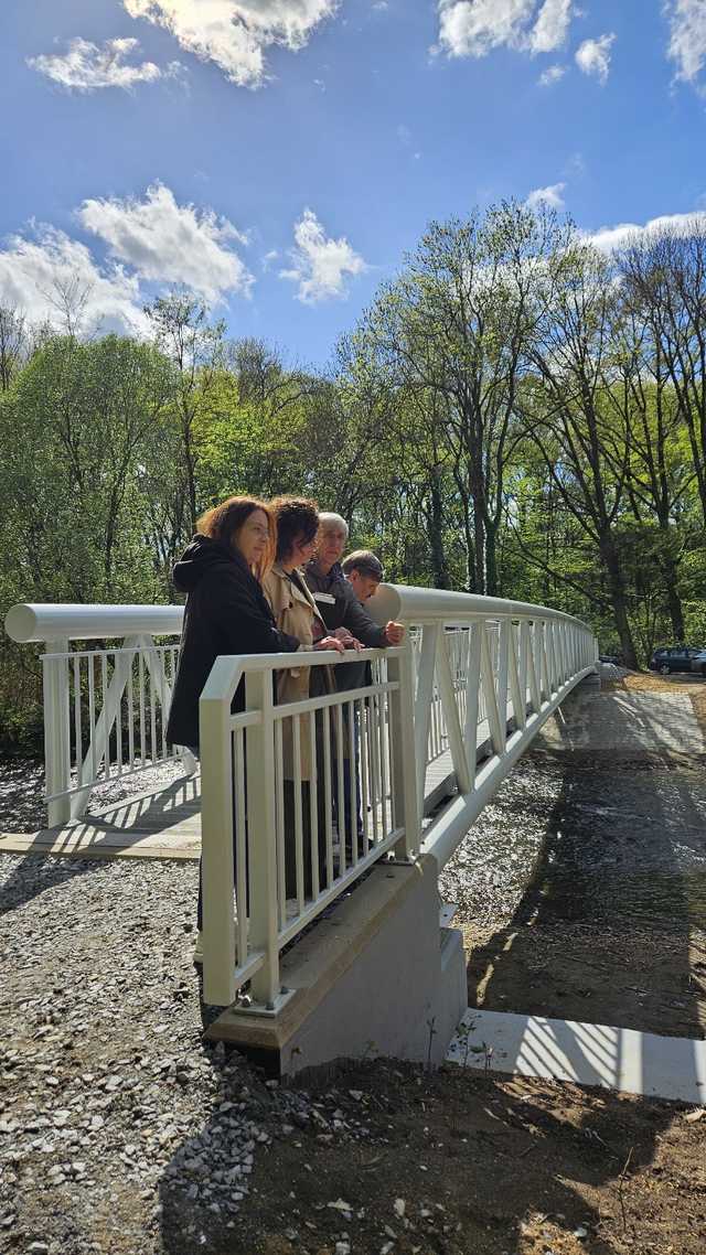 [WIDEO, FOTO] Zakończono prace przy budowie kładki pieszo-rowerowej w Wiśniowej