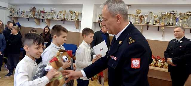 [FOTO] Uczniowie świebodzickiej podstawówki popisali się wiedzą pożarniczą