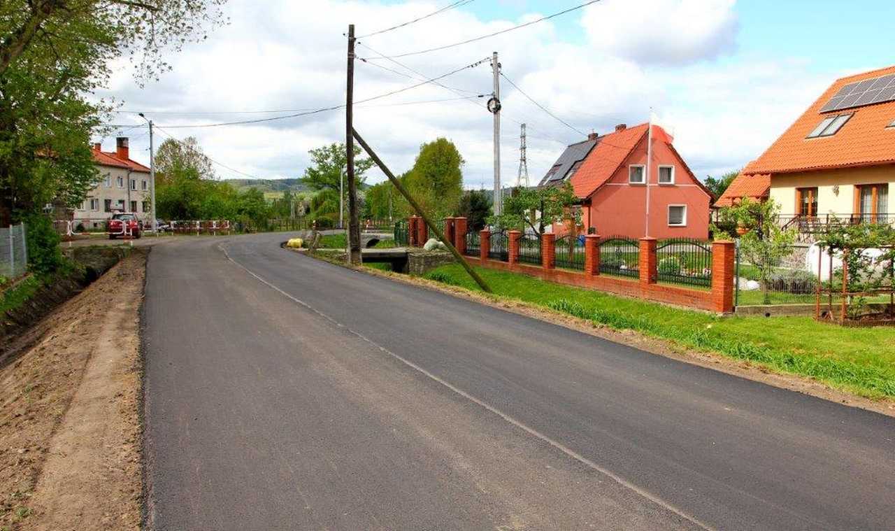 [FOTO] Nowy asfalt w Szymanowie