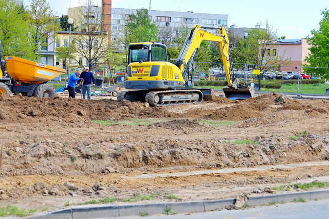 [FOTO] Trwa budowa bezpiecznych przejść dla pieszych w Żarowie