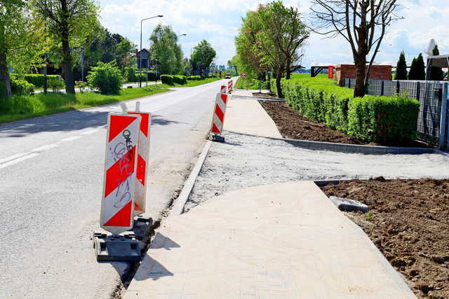 [FOTO] Trwa budowa bezpiecznych przejść dla pieszych w Żarowie