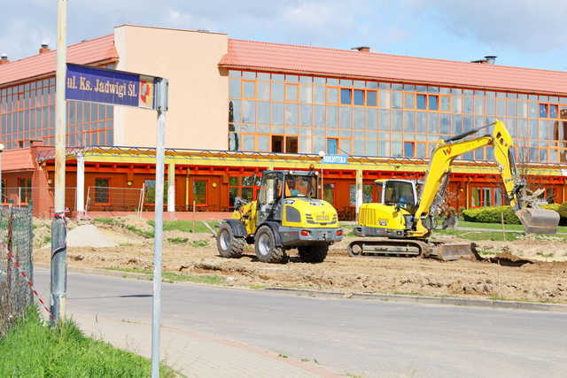 [FOTO] Trwa budowa bezpiecznych przejść dla pieszych w Żarowie