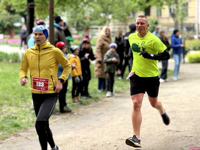 [WIDEO, FOTO] Pierwsze zmagania na parkowych alejkach. Wiosenne bieganie w Parku Sikorskiego