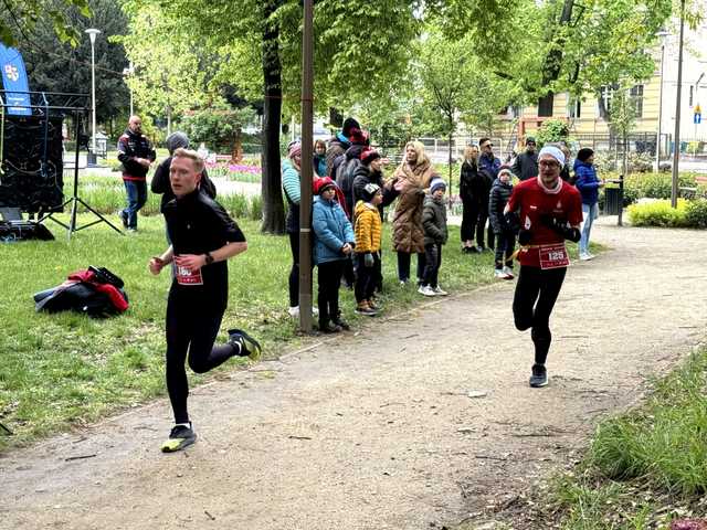 [WIDEO, FOTO] Pierwsze zmagania na parkowych alejkach. Wiosenne bieganie w Parku Sikorskiego