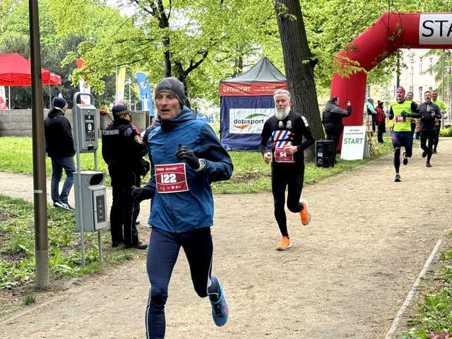 [WIDEO, FOTO] Pierwsze zmagania na parkowych alejkach. Wiosenne bieganie w Parku Sikorskiego