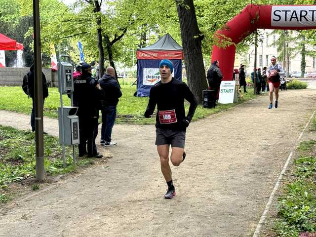 [WIDEO, FOTO] Pierwsze zmagania na parkowych alejkach. Wiosenne bieganie w Parku Sikorskiego