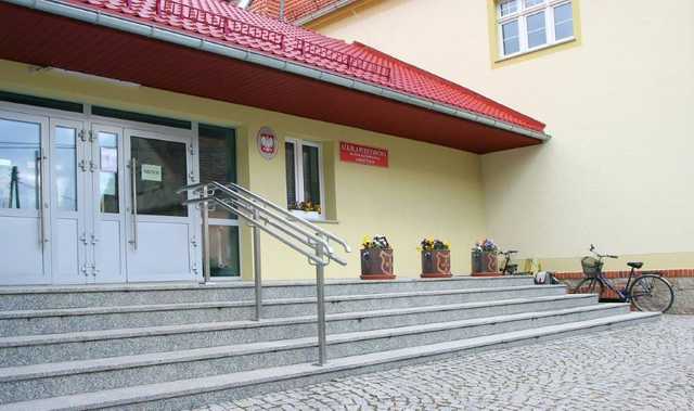 [FOTO] Trwa termomodernizacja budynku Szkoły Podstawowej w Roztoce