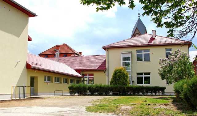 [FOTO] Trwa termomodernizacja budynku Szkoły Podstawowej w Roztoce