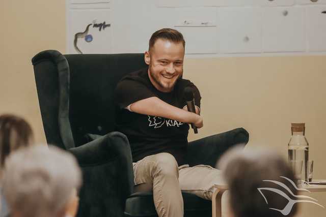 [FOTO] Wcielił się w rolę żywej książki. Spotkanie z Mariuszem Kędzierskim w MBP