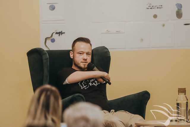 [FOTO] Wcielił się w rolę żywej książki. Spotkanie z Mariuszem Kędzierskim w MBP
