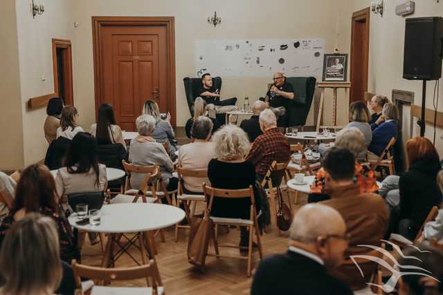 [FOTO] Wcielił się w rolę żywej książki. Spotkanie z Mariuszem Kędzierskim w MBP
