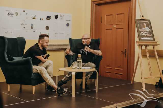 [FOTO] Wcielił się w rolę żywej książki. Spotkanie z Mariuszem Kędzierskim w MBP
