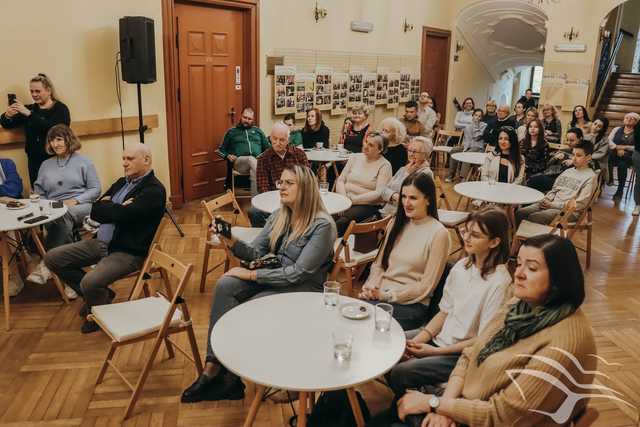 [FOTO] Wcielił się w rolę żywej książki. Spotkanie z Mariuszem Kędzierskim w MBP