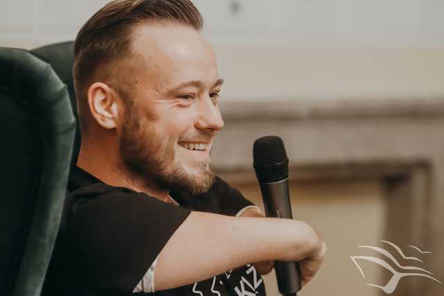 [FOTO] Wcielił się w rolę żywej książki. Spotkanie z Mariuszem Kędzierskim w MBP