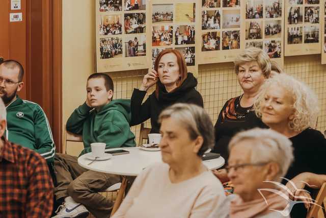 [FOTO] Wcielił się w rolę żywej książki. Spotkanie z Mariuszem Kędzierskim w MBP