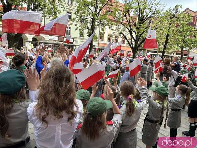 [FOTO] Biało-czerwona Świdnica! Mieszkańcy tanecznym krokiem świętowali Dzień Flagi