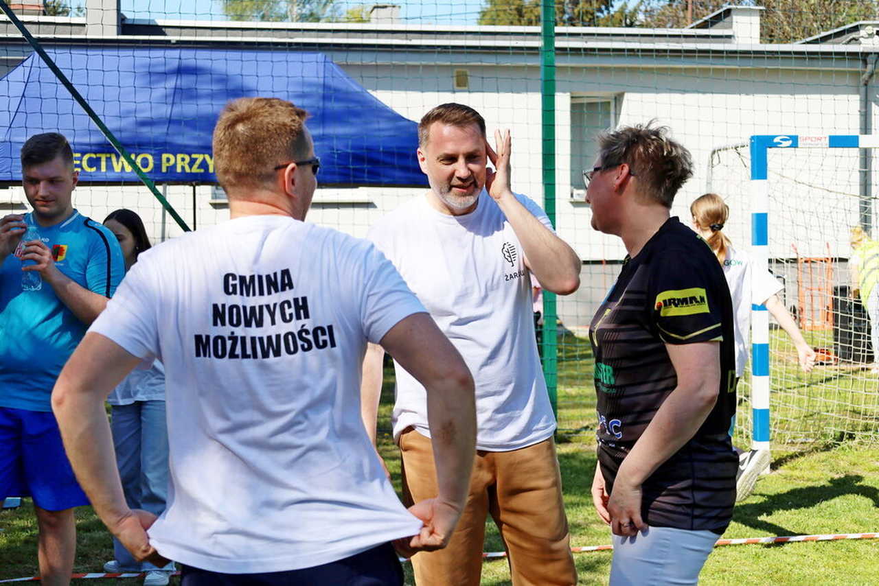 [FOTO] Urzędnicy zmierzyli się z sołtysami w turnieju siatkówki w Przyłęgowie