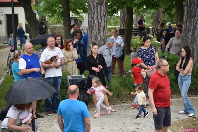 [FOTO] Eksplozja kolorów, koncerty, swojskie jadło i rodzinna atmosfera na Pikniku Majowym w Forcie Gaj