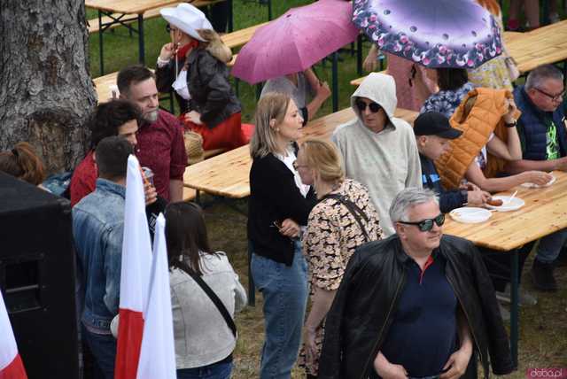 [FOTO] Eksplozja kolorów, koncerty, swojskie jadło i rodzinna atmosfera na Pikniku Majowym w Forcie Gaj