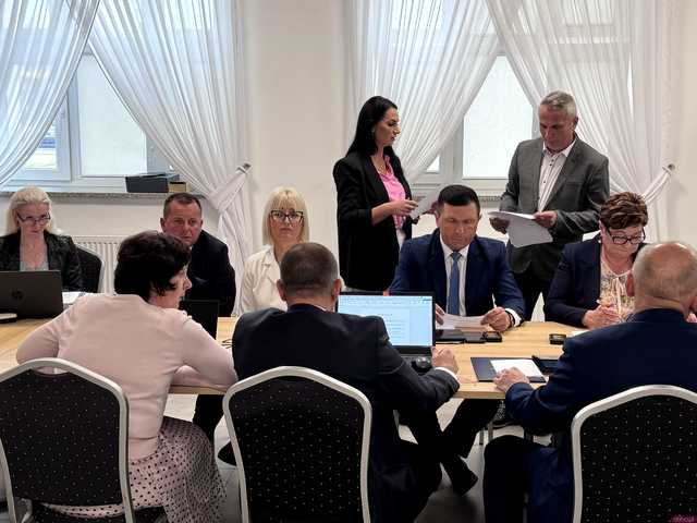 [FOTO] Nowi radni i burmistrz Jaworzyny Śląskiej złożyli ślubowania. Wybrano również przewodniczącego rady miejskiej