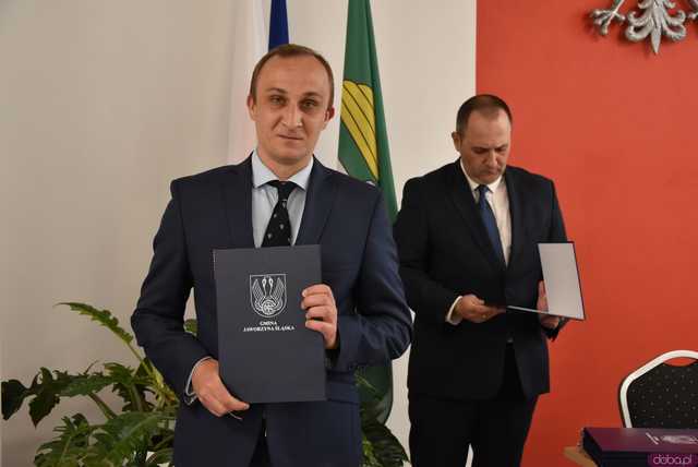 [FOTO] Nowi radni i burmistrz Jaworzyny Śląskiej złożyli ślubowania. Wybrano również przewodniczącego rady miejskiej