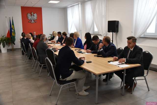 [FOTO] Nowi radni i burmistrz Jaworzyny Śląskiej złożyli ślubowania. Wybrano również przewodniczącego rady miejskiej