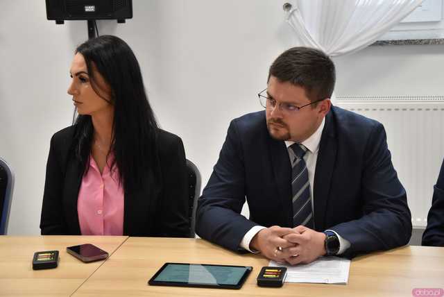 [FOTO] Nowi radni i burmistrz Jaworzyny Śląskiej złożyli ślubowania. Wybrano również przewodniczącego rady miejskiej