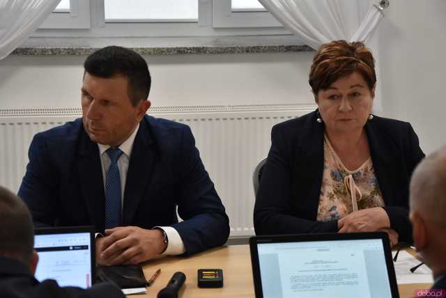 [FOTO] Nowi radni i burmistrz Jaworzyny Śląskiej złożyli ślubowania. Wybrano również przewodniczącego rady miejskiej