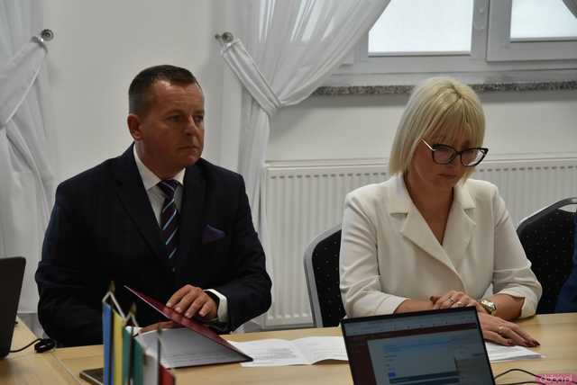 [FOTO] Nowi radni i burmistrz Jaworzyny Śląskiej złożyli ślubowania. Wybrano również przewodniczącego rady miejskiej