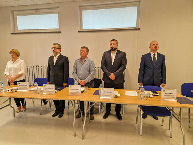[FOTO] Wybrano przewodniczącego i wiceprzewodniczących rady gminy Marcinowice. Nowi radni i wójt złożyli ślubowanie