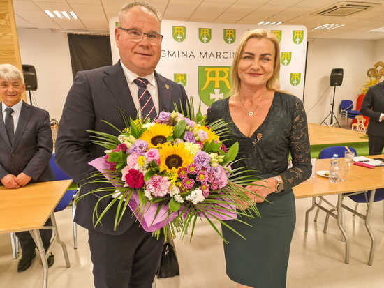 [FOTO] Wybrano przewodniczącego i wiceprzewodniczących rady gminy Marcinowice. Nowi radni i wójt złożyli ślubowanie