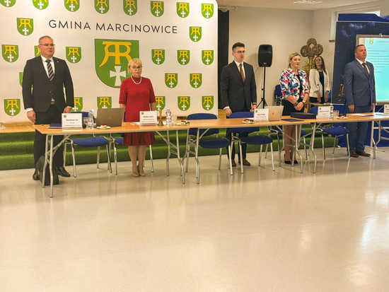 [FOTO] Wybrano przewodniczącego i wiceprzewodniczących rady gminy Marcinowice. Nowi radni i wójt złożyli ślubowanie