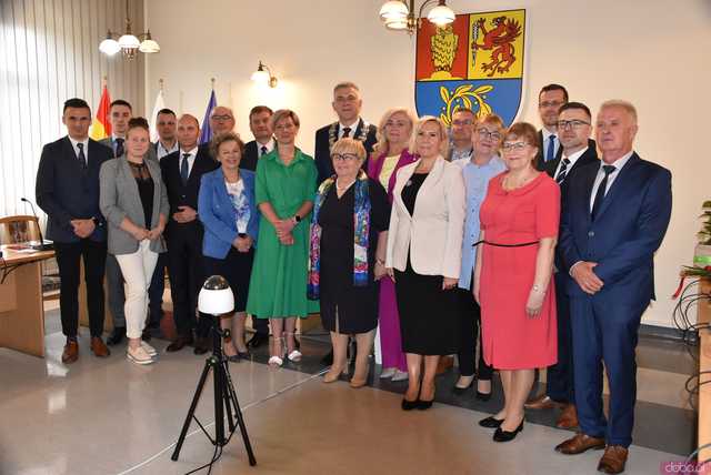 [FOTO] Zmiana wójta po 22 latach! Nowy włodarz i radni gminy Świdnica złożyli ślubowania