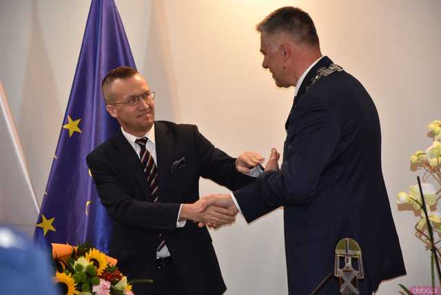 [FOTO] Zmiana wójta po 22 latach! Nowy włodarz i radni gminy Świdnica złożyli ślubowania