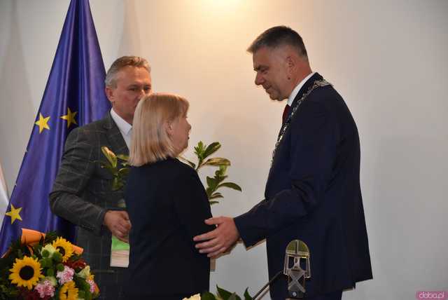[FOTO] Zmiana wójta po 22 latach! Nowy włodarz i radni gminy Świdnica złożyli ślubowania