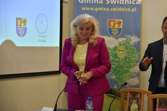[FOTO] Zmiana wójta po 22 latach! Nowy włodarz i radni gminy Świdnica złożyli ślubowania