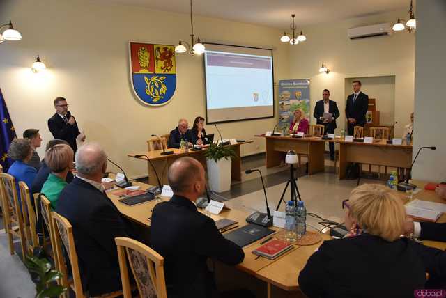 [FOTO] Zmiana wójta po 22 latach! Nowy włodarz i radni gminy Świdnica złożyli ślubowania