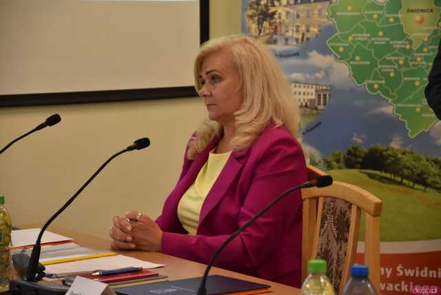 [FOTO] Zmiana wójta po 22 latach! Nowy włodarz i radni gminy Świdnica złożyli ślubowania