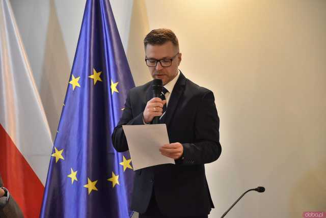 [FOTO] Zmiana wójta po 22 latach! Nowy włodarz i radni gminy Świdnica złożyli ślubowania