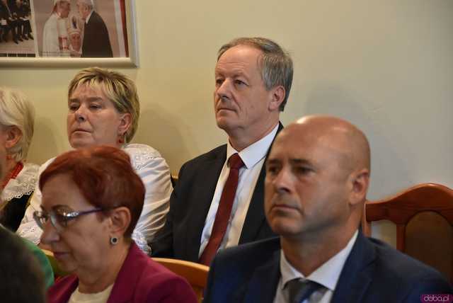 [FOTO] Zmiana wójta po 22 latach! Nowy włodarz i radni gminy Świdnica złożyli ślubowania