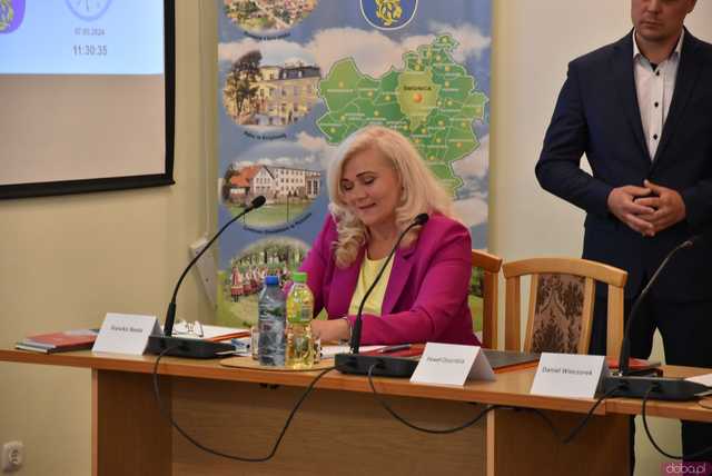 [FOTO] Zmiana wójta po 22 latach! Nowy włodarz i radni gminy Świdnica złożyli ślubowania