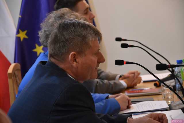 [FOTO] Zmiana wójta po 22 latach! Nowy włodarz i radni gminy Świdnica złożyli ślubowania