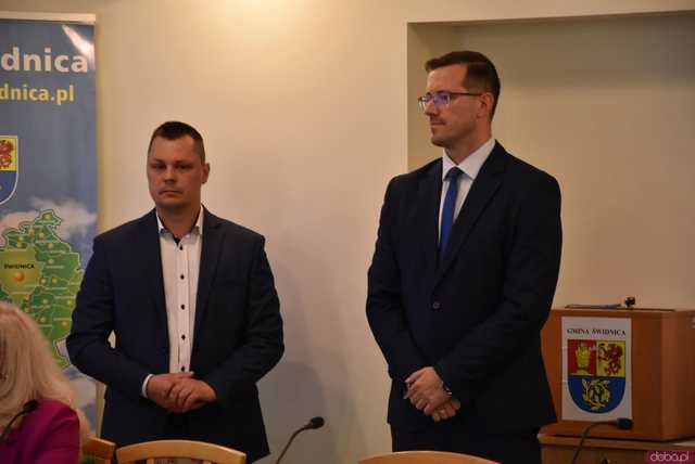 [FOTO] Zmiana wójta po 22 latach! Nowy włodarz i radni gminy Świdnica złożyli ślubowania
